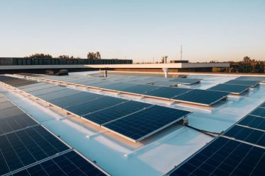 "Cool roof et panneaux solaires : une synergie pour maximiser l’efficacité énergétique"